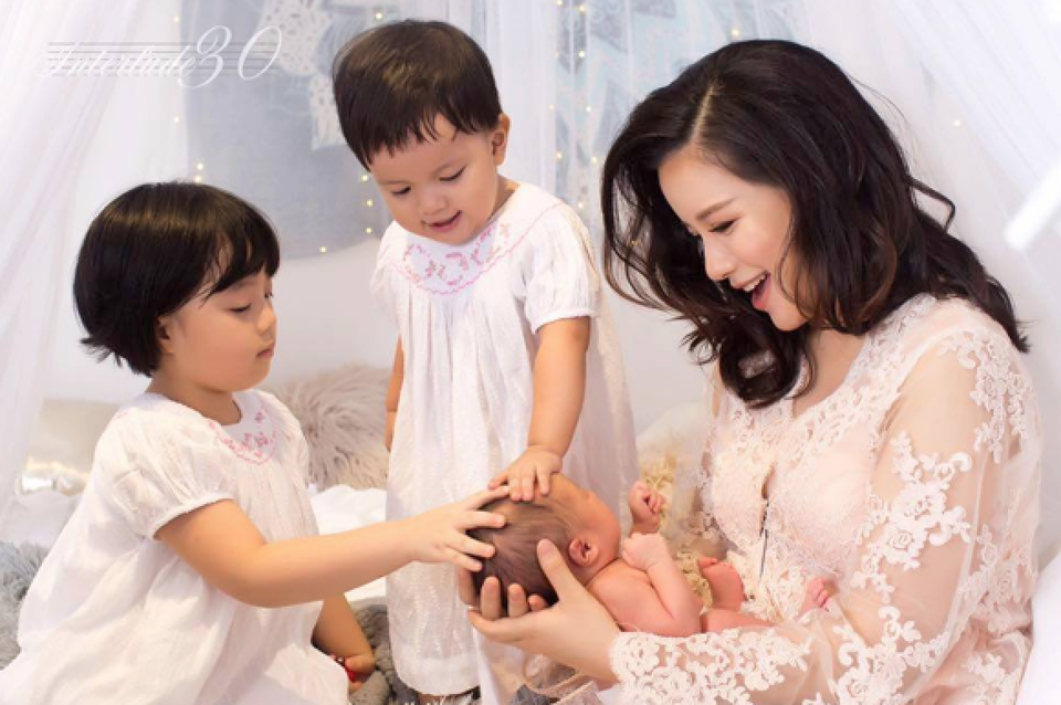 Đại chiến “mẹ bỉm sữa” về bảng chi phí nuôi con nửa tỷ đồng - 2 MC Minh Trang (Trang Moon) bên cạnh 3 đứa con xinh xắn và đáng yêu.