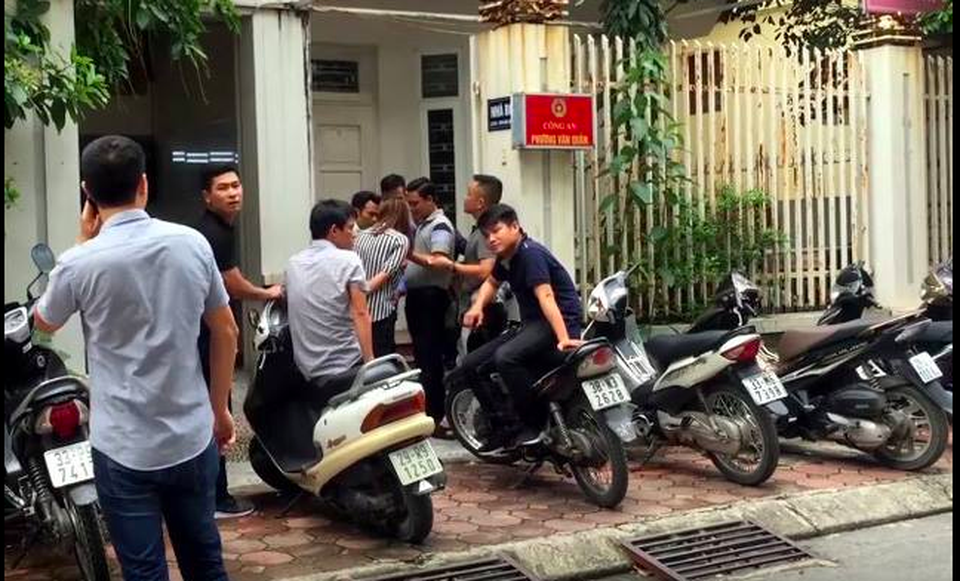 
Công an đưa những người liên quan về trụ sở để lấy lời khai - Ảnh: Tiến Nguyên
