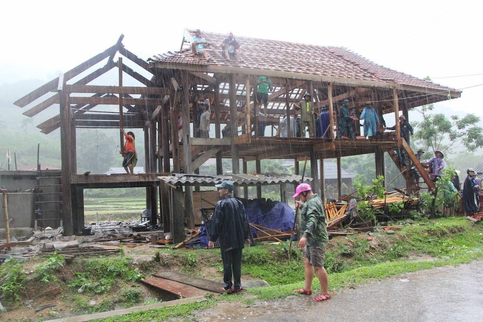 Lũ quét qua, Mường Phú tan hoang - 18
Chính quyền huyện Quế Phong, xã Thông Thụ, Đồn BP Thông Thụ, Công an huyện Quế Phong ... giúp bà con khắc phục hậu quả.