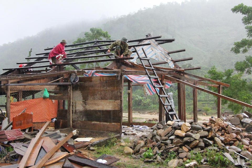 Lũ quét qua, Mường Phú tan hoang - 3
Nhà cửa tan hoang sau khi lũ đi qua.
