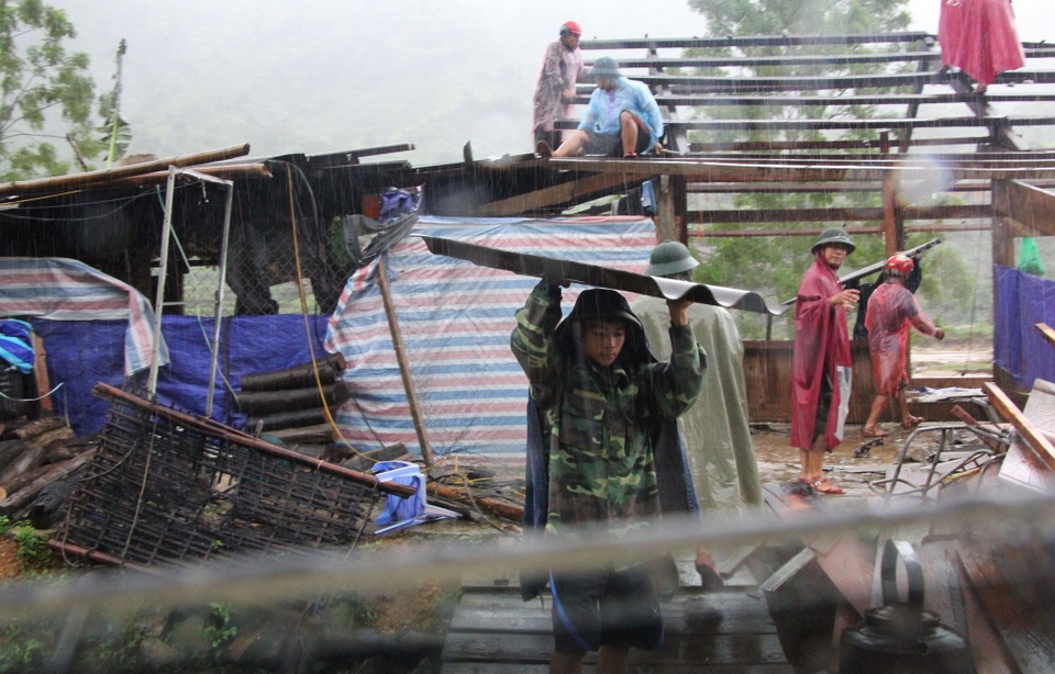 Lũ quét qua, Mường Phú tan hoang - 17
Nhằm hỗ trợ người dân, đồn BP Thông Thụ đã cử lực lượng phối hợp với địa phương, các gia đình bị thiệt hại do mưa lũ di dời người và tài sản đến nơi an toàn. Hiện đơn vị đang bố trí lực lượng phối hợp canh gác tại các điểm nguy hiểm, có nguy cơ sạt lở, không cho nhân dân đi lại và lấy củi, bắt cá.