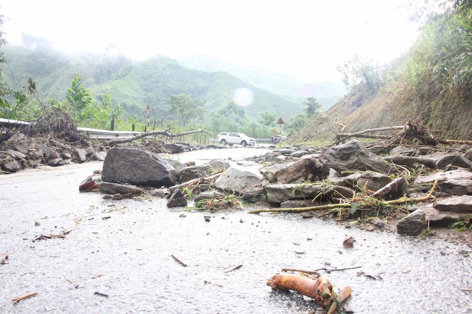 Lũ quét qua, Mường Phú tan hoang - 1
Cung đường vào Mường Phú bị đất đá sạt lở chắn ngang.