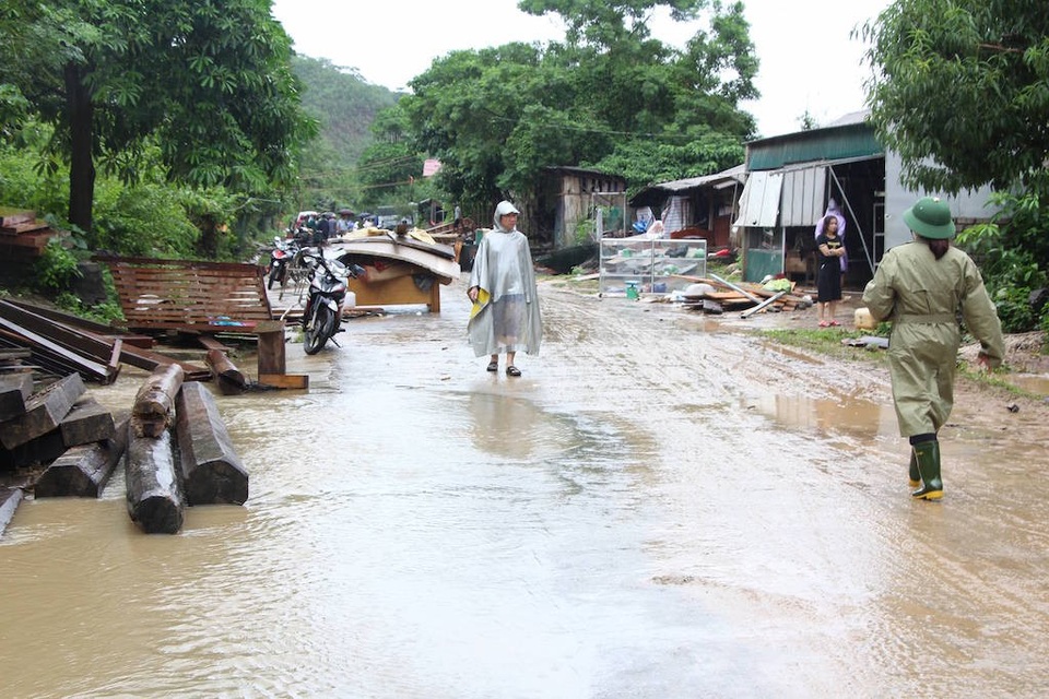 Lũ quét qua, Mường Phú tan hoang - 16 18 hộ dân ở Mường Phú chịu thiệt hại nặng nề phải chuyển đồ ra đường tránh lũ.