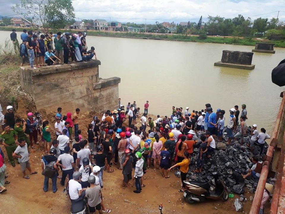Phát hiện thi thể nam thanh niên trẻ trên sông Hiếu - 1 Người dân tập trung rất đông dõi theo việc tìm kiếm nạn nhân