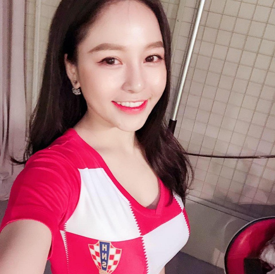 Hot girl Trâm Anh: Vụt nổi tiếng rồi bị tố “sống giả tạo” và ảnh cũ kém xinh - 1 Trâm Anh tham gia “Nóng cùng World Cup”