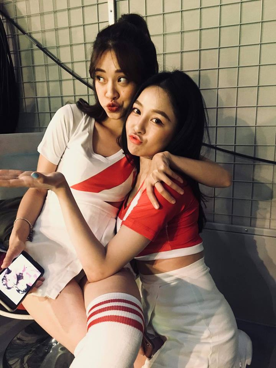 Hot girl Trâm Anh: Vụt nổi tiếng rồi bị tố “sống giả tạo” và ảnh cũ kém xinh - 3
Trâm Anh cùng nhiều hot girl khác tham gia Nóng cùng World Cup 2018 từng rất thân thiết.