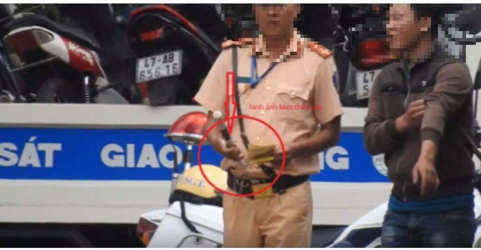 Dân gửi clip tố CSGT “bất thường” khi kiểm tra phương tiện - 1
Người dân cho rằng có sự bất thường khi kiểm tra chủ phương tiện vi phạm (ảnh cắt từ clip)