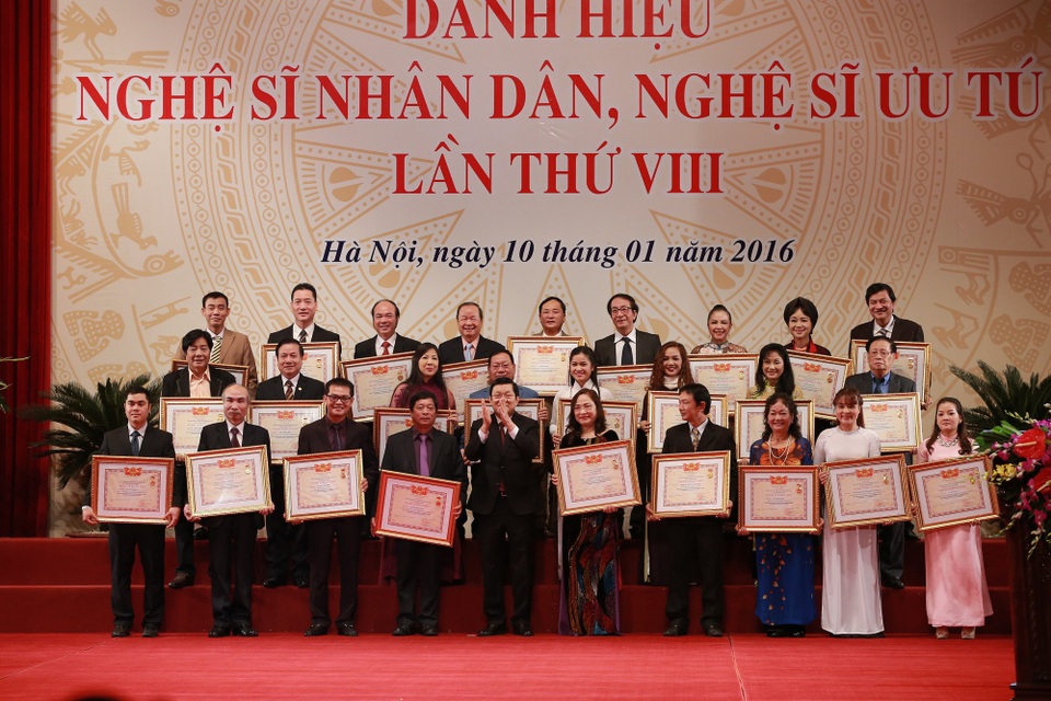 28 NSƯT bị trượt danh hiệu NSND ở cấp Hội đồng Chuyên ngành - 1 Các Nghệ sĩ Ưu tú nhận danh hiệu Nghệ sĩ Nhân dân năm 2016 tại Nhà hát Lớn Hà Nội.