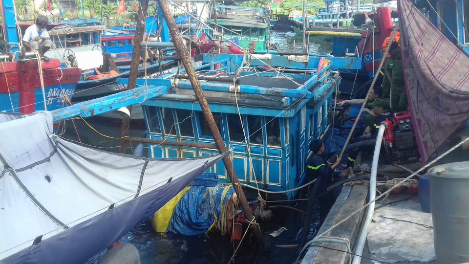 Tàu cá bị chìm khi đang neo đậu ở Đà Nẵng