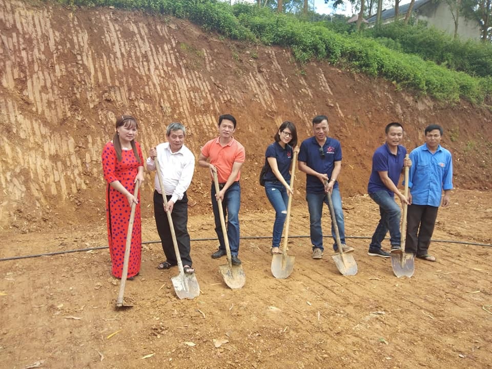 Khởi công xây dựng công trình phòng học Dân trí thứ 20 tại Chiềng Kheo - 7
Đại diện báo Dân trí, Hội cha mẹ Nhân ái, đại diện lãnh đạo chính quyền địa phương và lãnh đạo Trường tiểu học Chiềng Kheo xúc đất khởi công xây dựng công trình phòng học Dân trí thứ 20 tại điểm trường bản Buốt