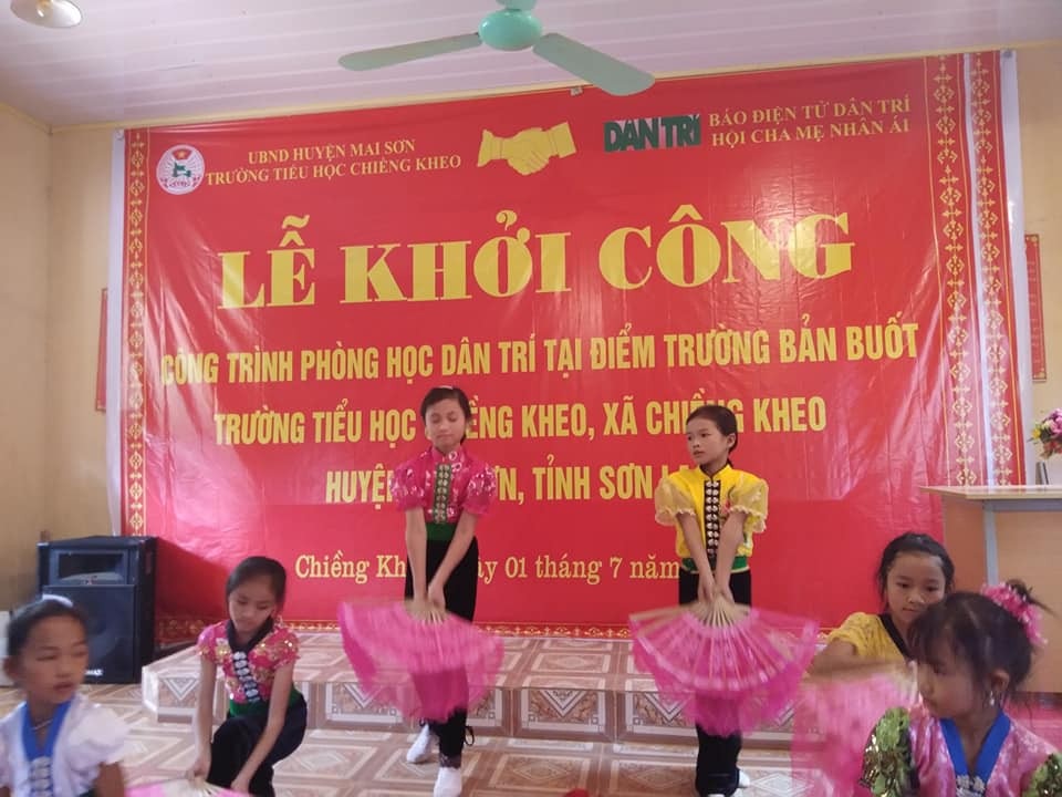 Khởi công xây dựng công trình phòng học Dân trí thứ 20 tại Chiềng Kheo - 6
Các em học sinh điểm trường bản Buốt biểu diễn văn nghệ nhân dịp lễ khởi công công trình phòng học Dân trí