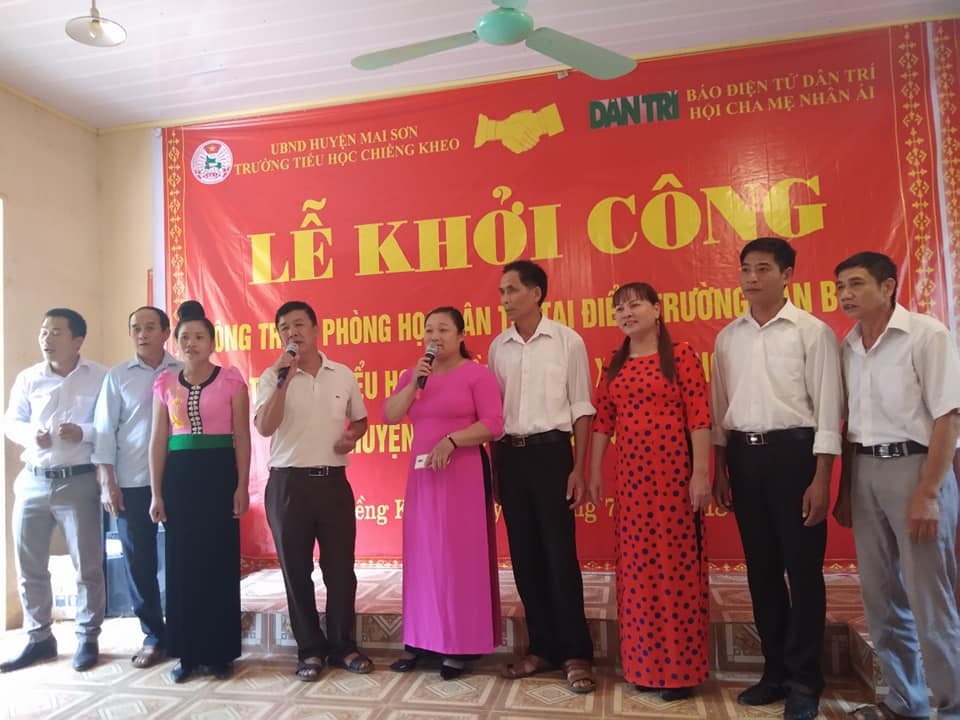 Khởi công xây dựng công trình phòng học Dân trí thứ 20 tại Chiềng Kheo - 5
Tiết mục văn nghệ của thầy cô giáo Trường tiểu học Chiềng Kheo tại lễ khởi công xây dựng công trình phòng học Dân trí thứ 20 tại điểm trường bản Buốt