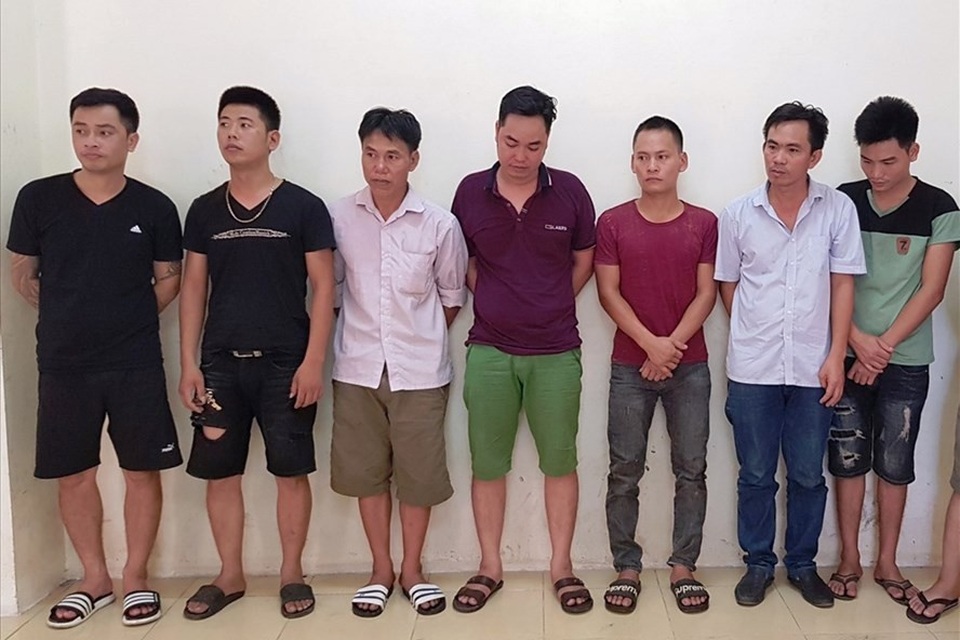 Bắt 8 đối tượng cá độ bóng đá hàng trăm triệu đồng - 1 Các đối tượng tham gia cá độ bóng đá bị bắt giữ.