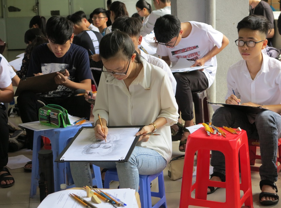 Thí sinh lỉnh kỉnh xách ghế đi thi đại học - 2 Đủ loại ghế cao, thấp được thí sinh mang vào trong đó có em tự mang ghế, cũng có em thuê ghế