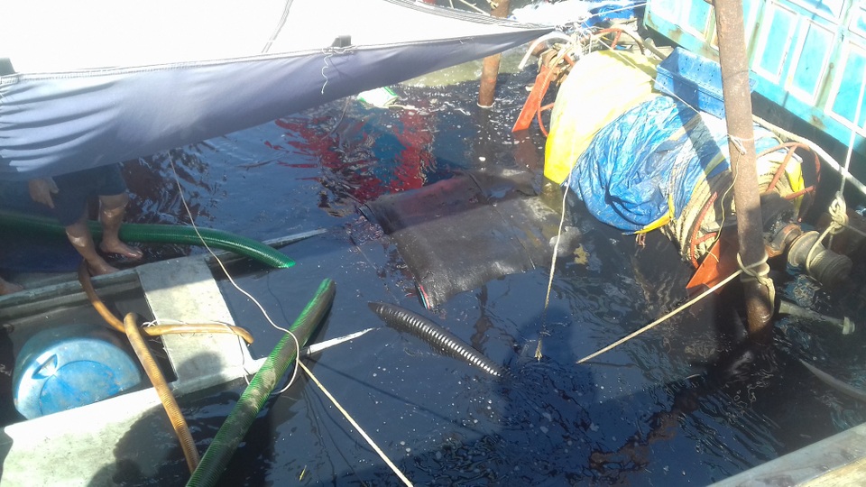 
3.000 lít dầu chủ tàu chuẩn bị ra khơi tràn ra biển khi tàu gặp nạn
