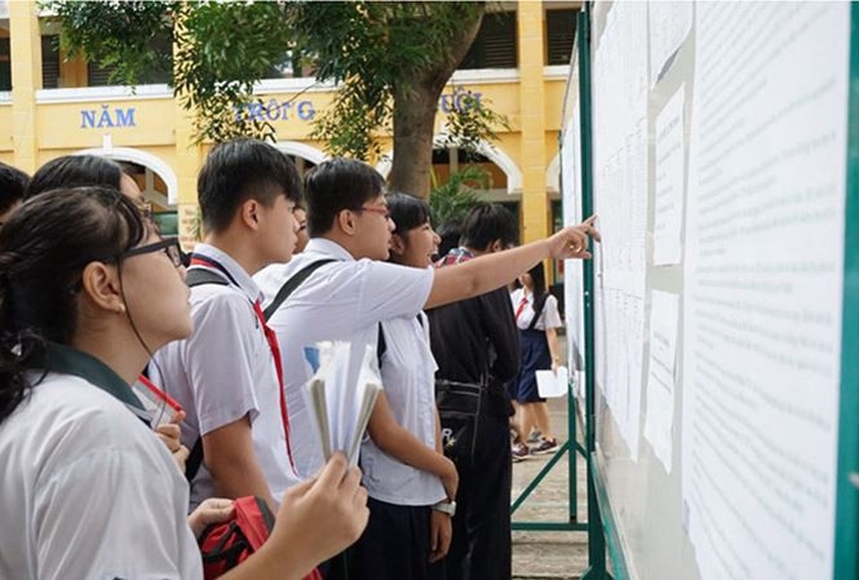 Phụ huynh đang phải "chơi chứng khoán" - 1
Học sinh xem kết quả điểm thi lớp 10 . Ảnh: Hồng Vĩnh.