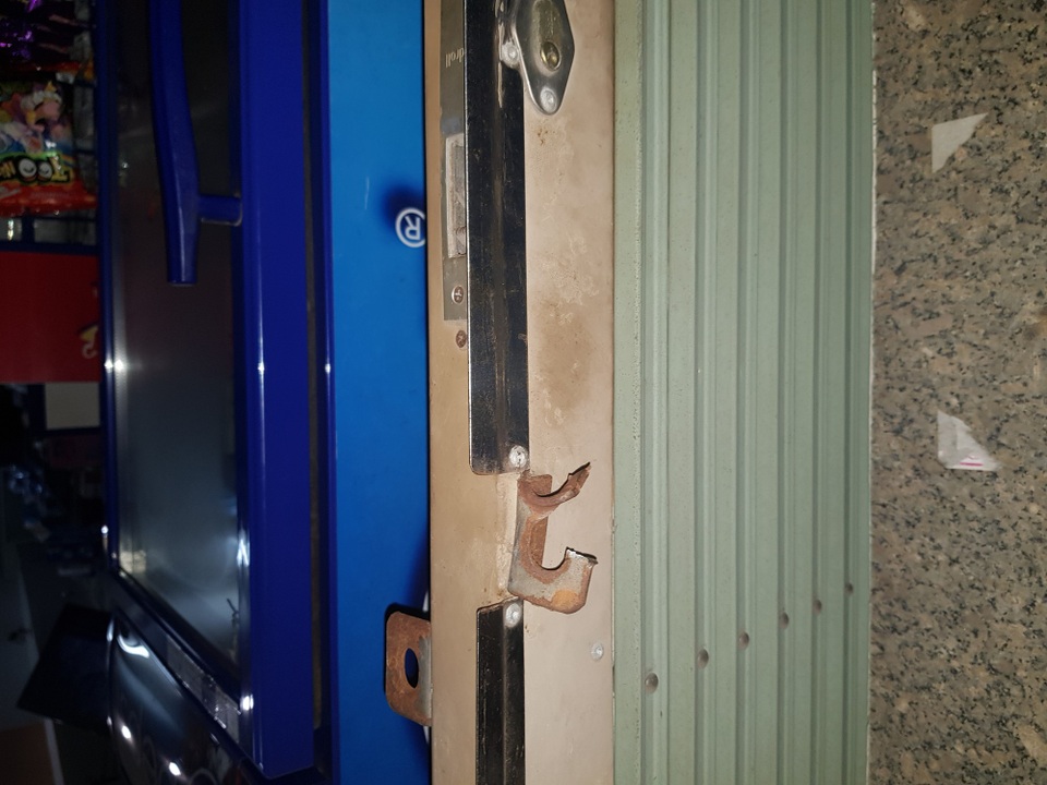 Truy tìm nhóm trộm cắp khoắng sạch tiệm tạp hoá - 1 Cửa ngoài của tiệm tạp hoá bị bẻ khoá