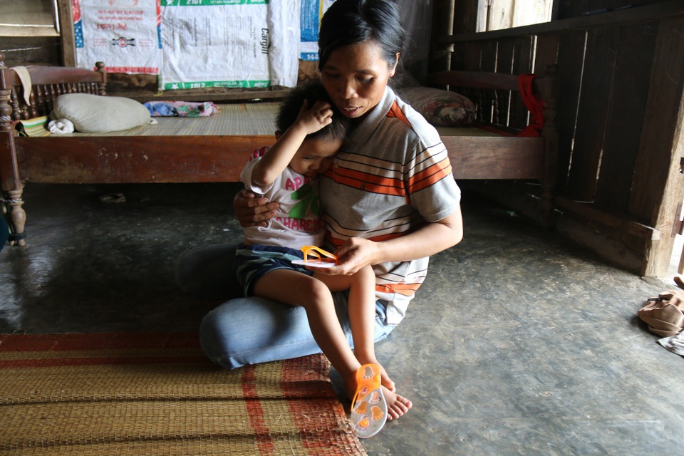 Xót xa bé gái bị tim bẩm sinh, chỉ sống bằng 3/4 bộ não - 7 Đôi dép nhựa mua hơn 1 năm nay mà Trâm chưa một lần được đi