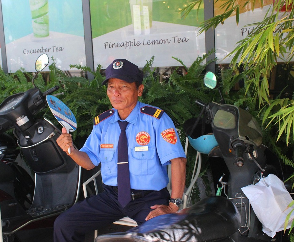 Mướt mồ hôi mưu sinh giữa trời nắng nóng 40 độ C - 7 Mướt mồ hôi mưu sinh giữa trời nắng nóng 40 độ C - 7