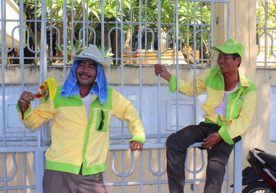 Mướt mồ hôi mưu sinh giữa trời nắng nóng 40 độ C - 8 Tranh thủ tìm bóng râm để lại sức những khi ngơi việc