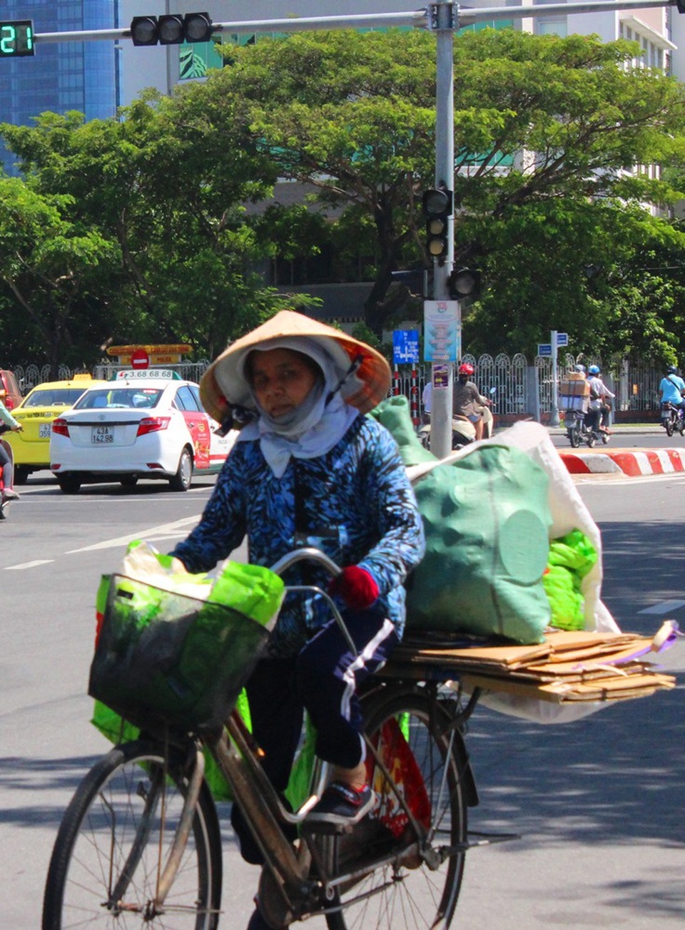 Mướt mồ hôi mưu sinh giữa trời nắng nóng 40 độ C - 5 Mướt mồ hôi mưu sinh giữa trời nắng nóng 40 độ C - 5