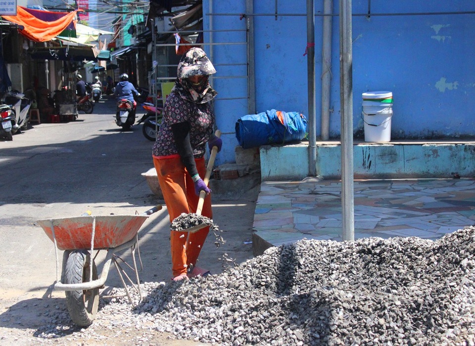 Mướt mồ hôi mưu sinh giữa trời nắng nóng 40 độ C - 2 Mướt mồ hôi mưu sinh giữa trời nắng nóng 40 độ C - 2