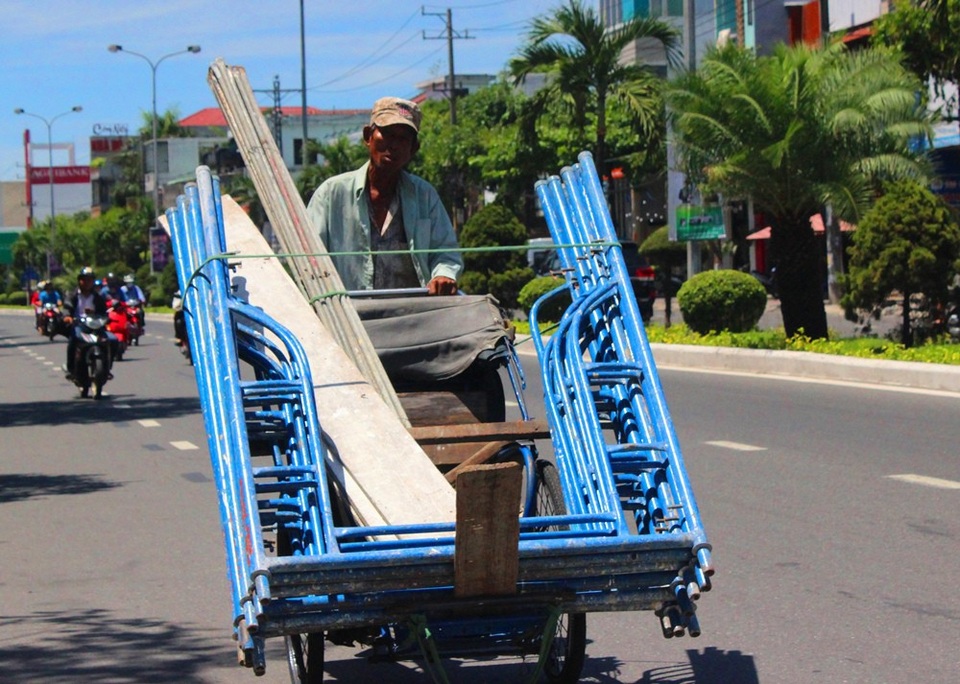 Mướt mồ hôi mưu sinh giữa trời nắng nóng 40 độ C - 6 Sự vất vả hằn trên những gương mặt sạm đen, mướt mồ hôi