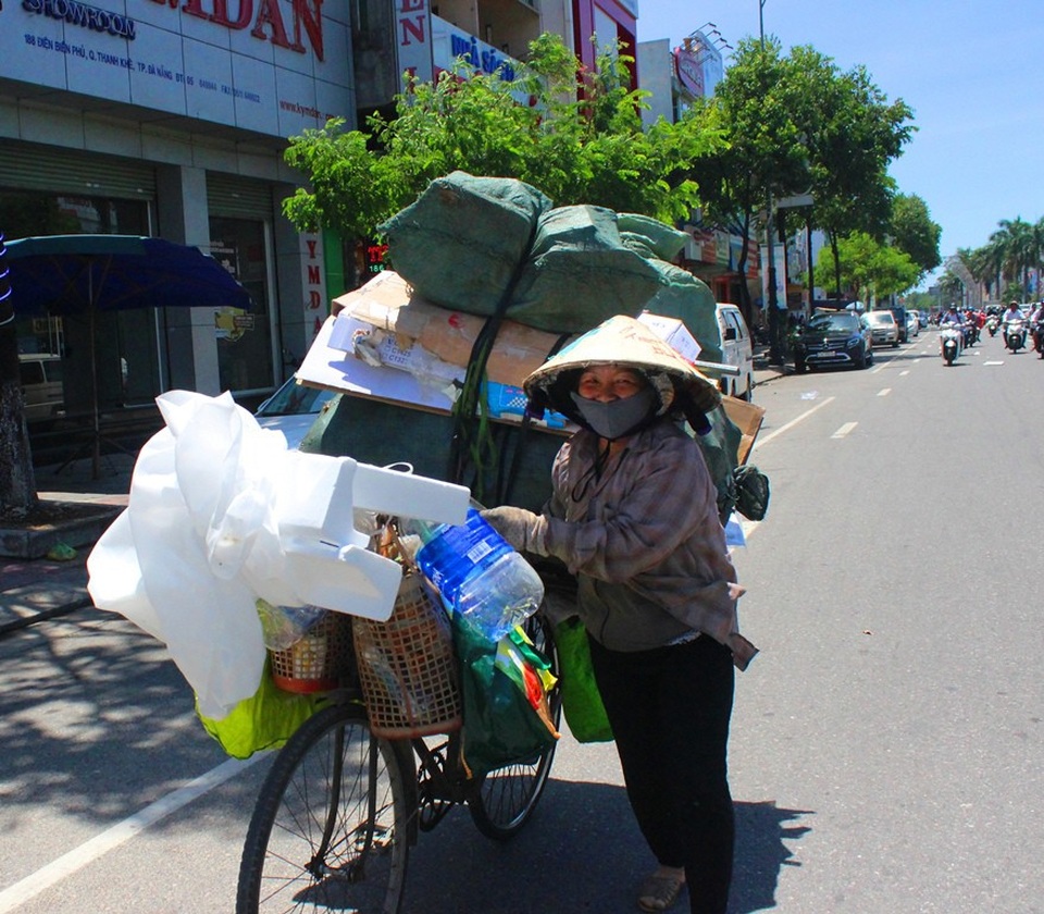 Mướt mồ hôi mưu sinh giữa trời nắng nóng 40 độ C - 1 Những người lao động ngoài trời cực nhọc hơn bao giờ hết khi thời tiết nắng nóng gay gắt như những ngày đầu tháng 7 này ở Đà Nẵng