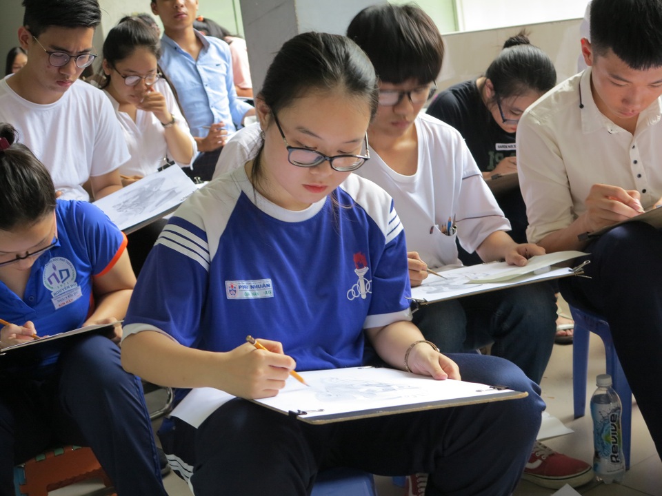 Thí sinh lỉnh kỉnh xách ghế đi thi đại học - 4 Một nữ thí sinh chú tâm vẽ