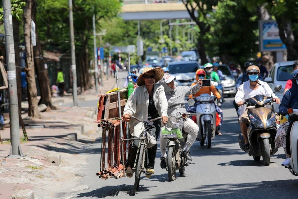 Người lao động trần mình dưới nắng nóng 45 độ C - 8 Người lao động trần mình dưới nắng nóng 45 độ C - 8