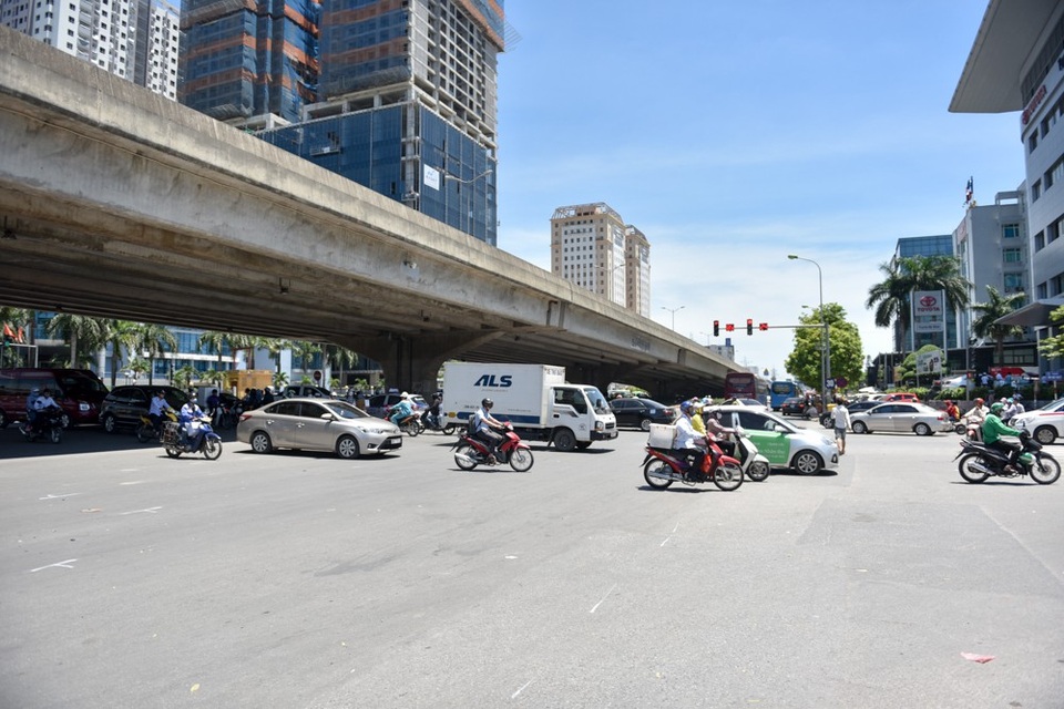 Người lao động trần mình dưới nắng nóng 45 độ C - 1
Hà Nội đang trải qua đợt nắng nóng đỉnh điểm kể từ đầu mùa hè năm nay. Nhiệt độ ngoài trời lên đến hơn 40 độ C, khí nóng bốc lên hầm hập trên đường phố.