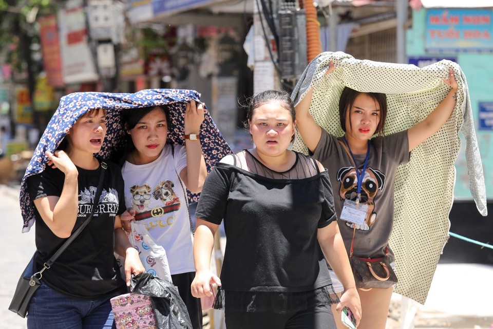 Người lao động trần mình dưới nắng nóng 45 độ C - 3
Nắng nóng, người đi đường phải tìm đủ mọi cách che chắn.