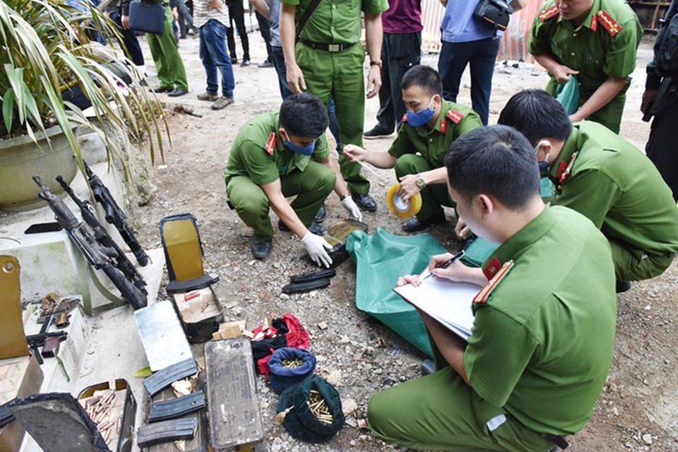Hai tên trùm tội phạm ma túy đã bị tiêu diệt như thế nào? - 1 Lực lượng Công an thống kê tang vật, vũ khí tại hiện trường.