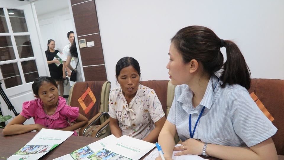 Phép màu xuất hiện sau 20 năm cuộc đời của cô gái trẻ Thái Nguyên - 2 Phú cùng mẹ đang hoàn tất thủ tục để tiến hành phẫu thuật