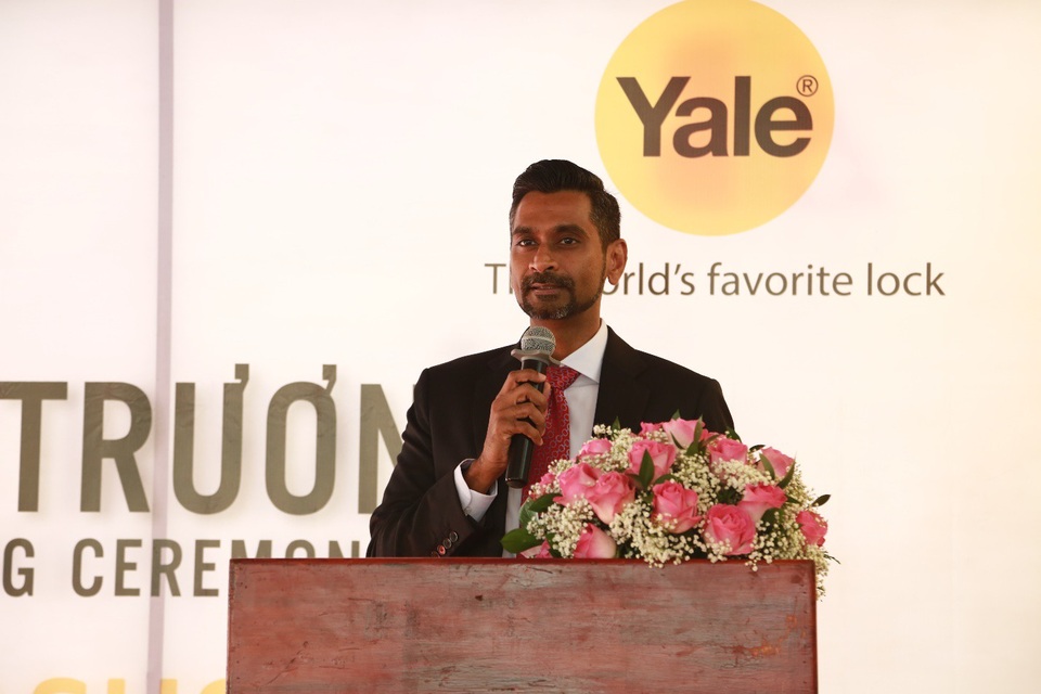 An Biên Group: “Cái bắt tay” nhiều “hậu mãi” với thương hiệu khóa Yale - 2
Đại diện Yale phát biểu: “Thương hiệu Yale của chúng tôi đã và đang đẩy mạnh các dòng khóa điện tử thông minh, với các tính năng bảo mật cao và tiện dụng cho người dùng”