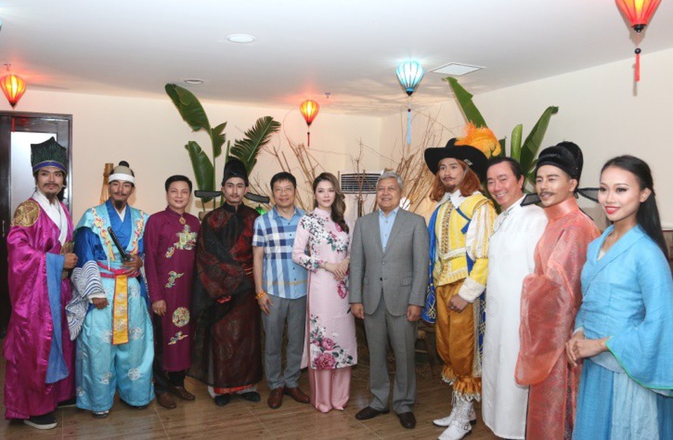 Show diễn “Ký ức Hội An” chinh phục đông đảo đại sứ và chính khách quốc tế - 2 Các Đại sứ và khách mời danh dự chụp ảnh cùng dàn diễn viên chính của chương trình