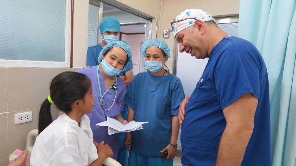 Phép màu xuất hiện sau 20 năm cuộc đời của cô gái trẻ Thái Nguyên - 3 Các bác sĩ đang kiểm tra sức khỏe cho Phú sau ca phẫu thuật