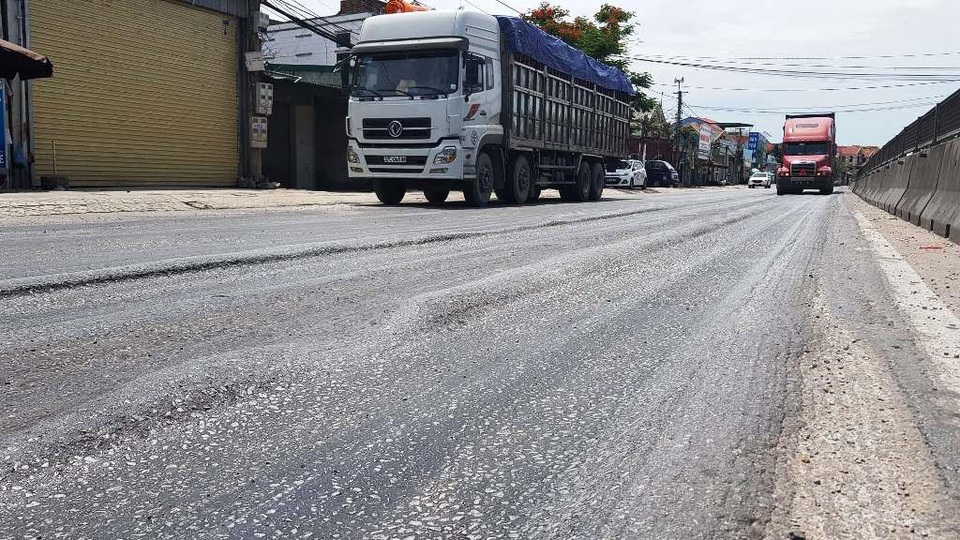 Quốc lộ 1A hằn lún, nứt nẻ và lồi lõm - 1 Quốc lộ 1A hằn lún, nứt nẻ và lồi lõm - 1