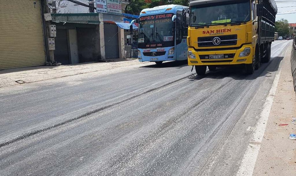 Quốc lộ 1A hằn lún, nứt nẻ và lồi lõm - 4 Quốc lộ 1A hằn lún, nứt nẻ và lồi lõm - 4