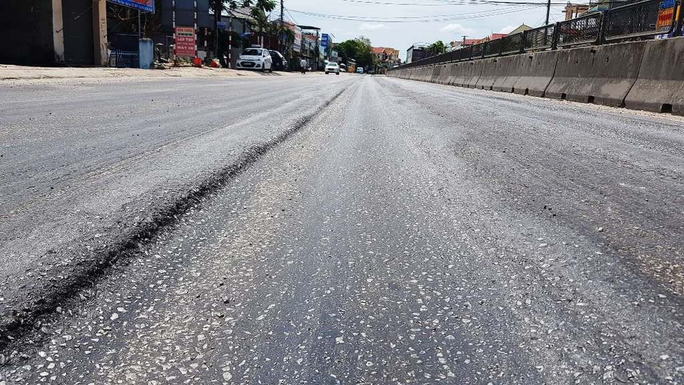 Quốc lộ 1A hằn lún, nứt nẻ và lồi lõm - 6 Có đoạn xuất hiện nhựa nổi lên như vun vồng khoai.