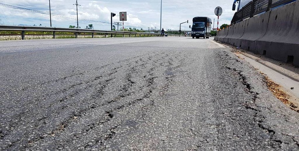 Quốc lộ 1A hằn lún, nứt nẻ và lồi lõm - 7 Vết nứt chi chít trên đường.