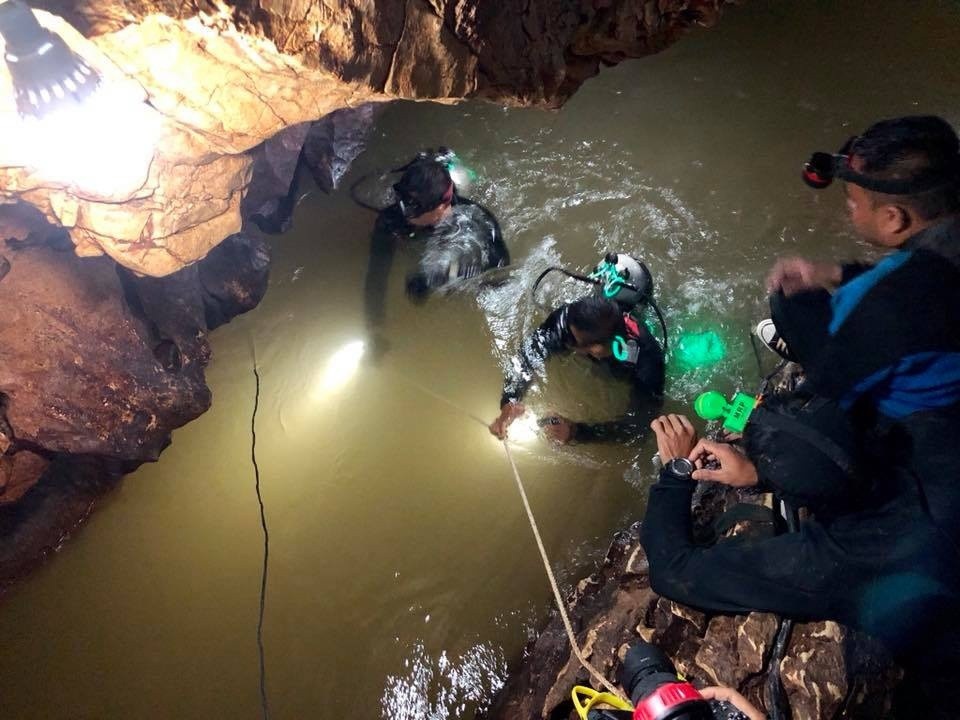 Thái Lan sẽ đưa đội bóng ra khỏi hang ngập nước dài 5 km thế nào? - 3
Đưa đội bóng ra khỏi hang ngập nước là một thách thức cực lớn. (Ảnh: Reuters)
