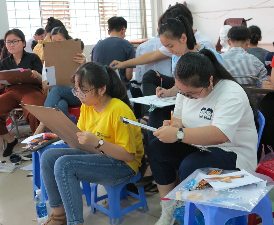 Trường ĐH Sư phạm TPHCM điểm sàn từ 16-20, ĐH Kiến trúc TPHCM xét tuyển từ 15-18 điểm - 2
Thí sinh thi môn năng khiếu vẽ để xét tuyển vào trường ĐH Kiến trúc TPHCM.