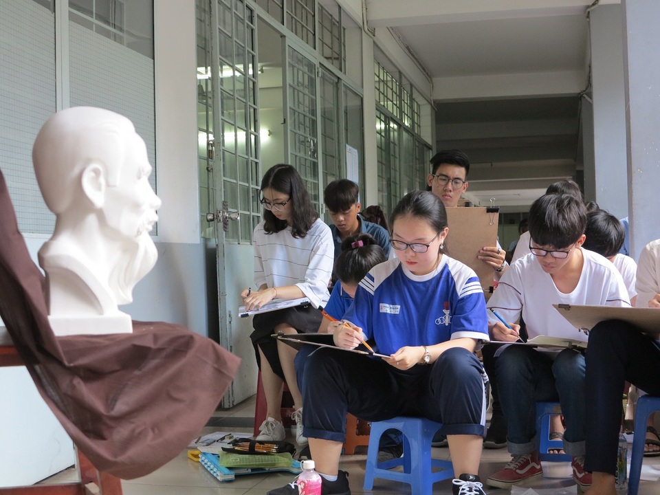 Đề thi vẽ Mỹ thuật vào trường ĐH Kiến trúc TPHCM năm 2018 - 3 Thí sinh tranh tài phần vẽ mỹ thuật sáng nay (2/7)