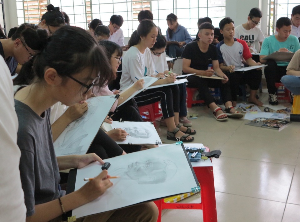 Đề thi vẽ Mỹ thuật vào trường ĐH Kiến trúc TPHCM năm 2018 - 4 Thí sinh chú tâm hoàn thành bài thi của mình