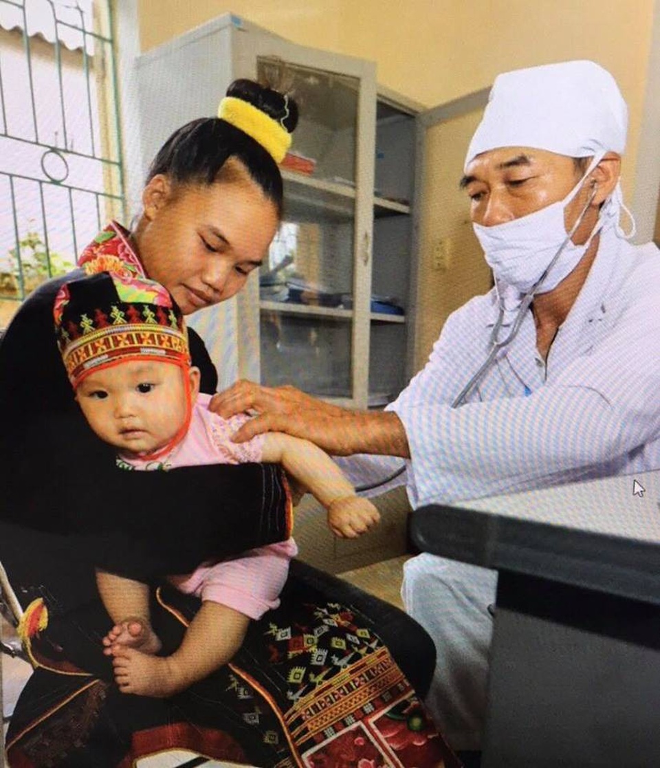 “Hành trình” tiêm chủng mùa mưa, lũ - 2
Trưởng Trạm Y tế xã Đồng Sơn khám sàng lọc cho trẻ em trước khi tiêm chủng.