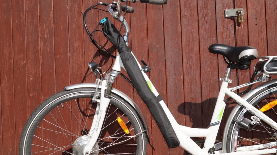 Chiếc ô mơ ước của người đi xe đạp - 2
Khi không sử dụng, có thể xếp gọn ô vào trong bao ny-lon và chằng vào khung xe đạp.