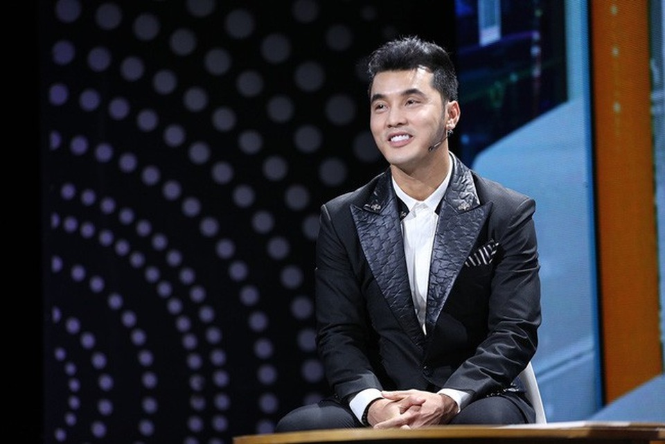 Ưng Hoàng Phúc kể lại kỷ niệm bị xé áo, rách quần... khi diễn cùng nhóm 1088 - 2 Ưng Hoàng Phúc trong chương trình Muôn màu showbiz.