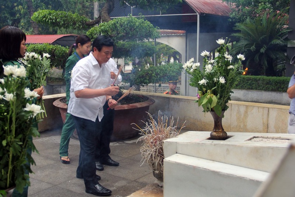 
Dâng hương từng phần mộ các liệt sĩ
