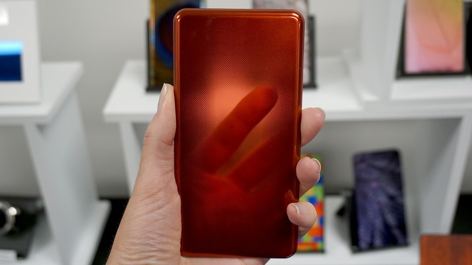 Sẽ có những chiếc smartphone lưng kính đổi màu độc đáo - 1 Công nghệ mới của Corning cho phép mặt lưng kính của smartphone trở nên độc đáo hơn